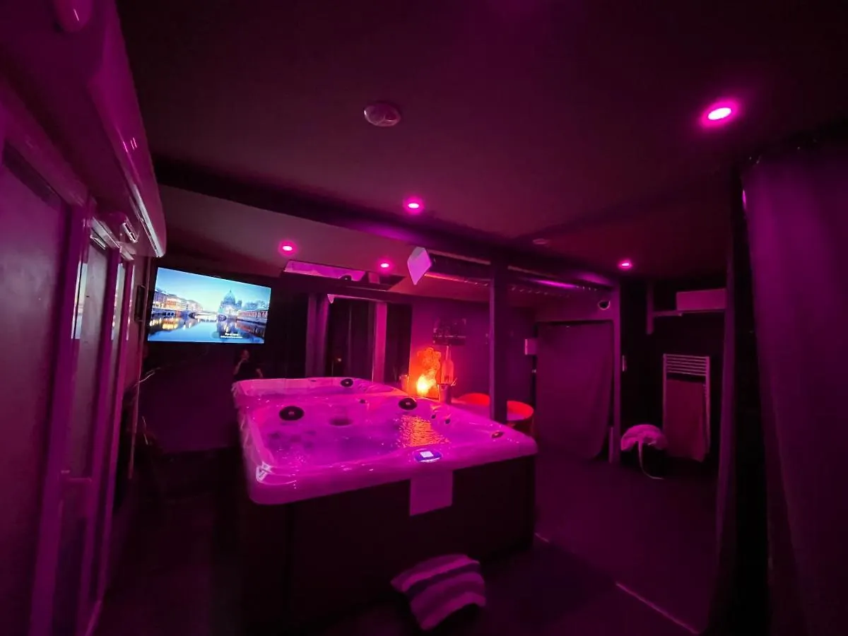 Love Room Rooftop Jacuzzi Marseille 0*,  France