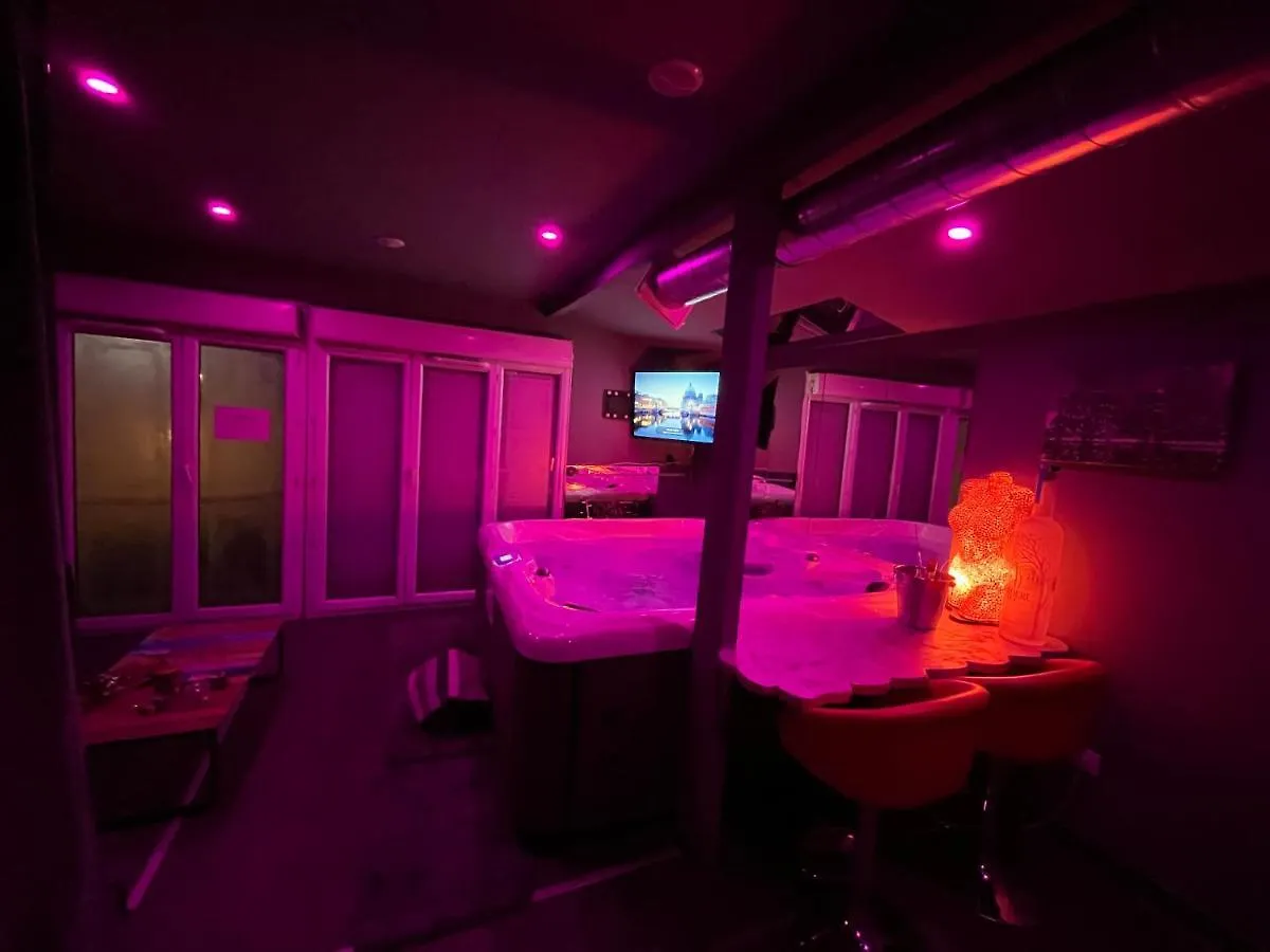 Love Room Rooftop Jacuzzi Marseille Bed & Breakfast
